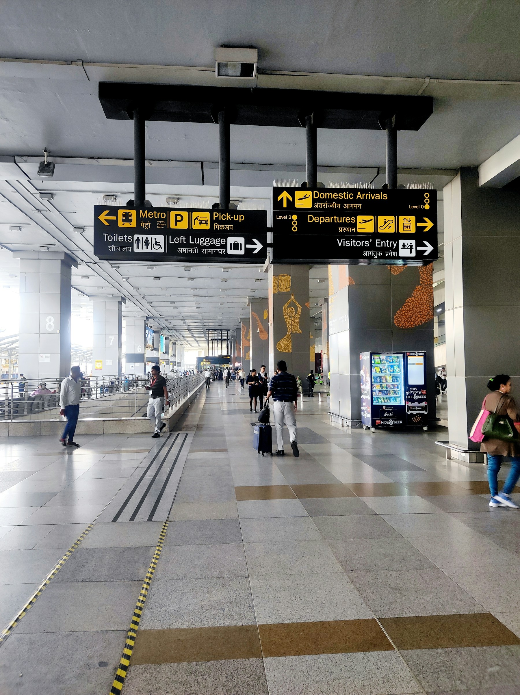 Ankunftsbereich am Flughafen Delhi.