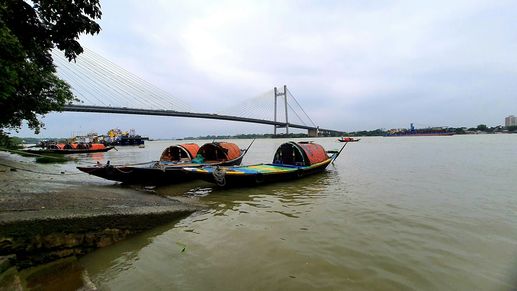 Reiseziel Kolkata: Boot und Flusslandschaft.