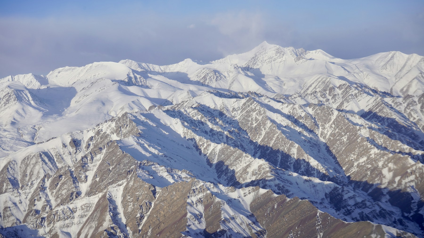Landschaft bei Leh: schneebedeckte Berge Ladakhs.