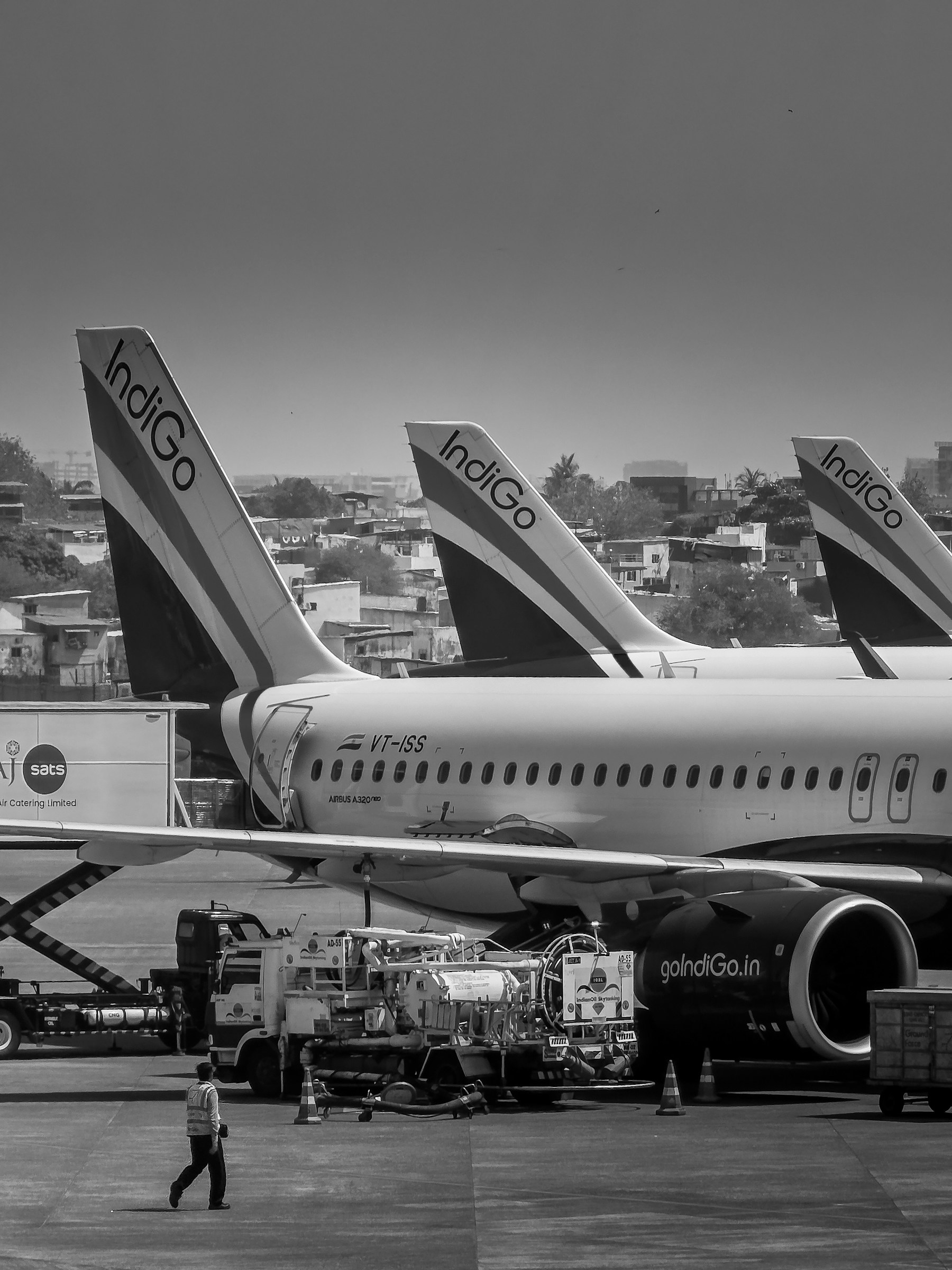 Flugzeuge auf dem Vorfeld des Flughafens Mumbai.