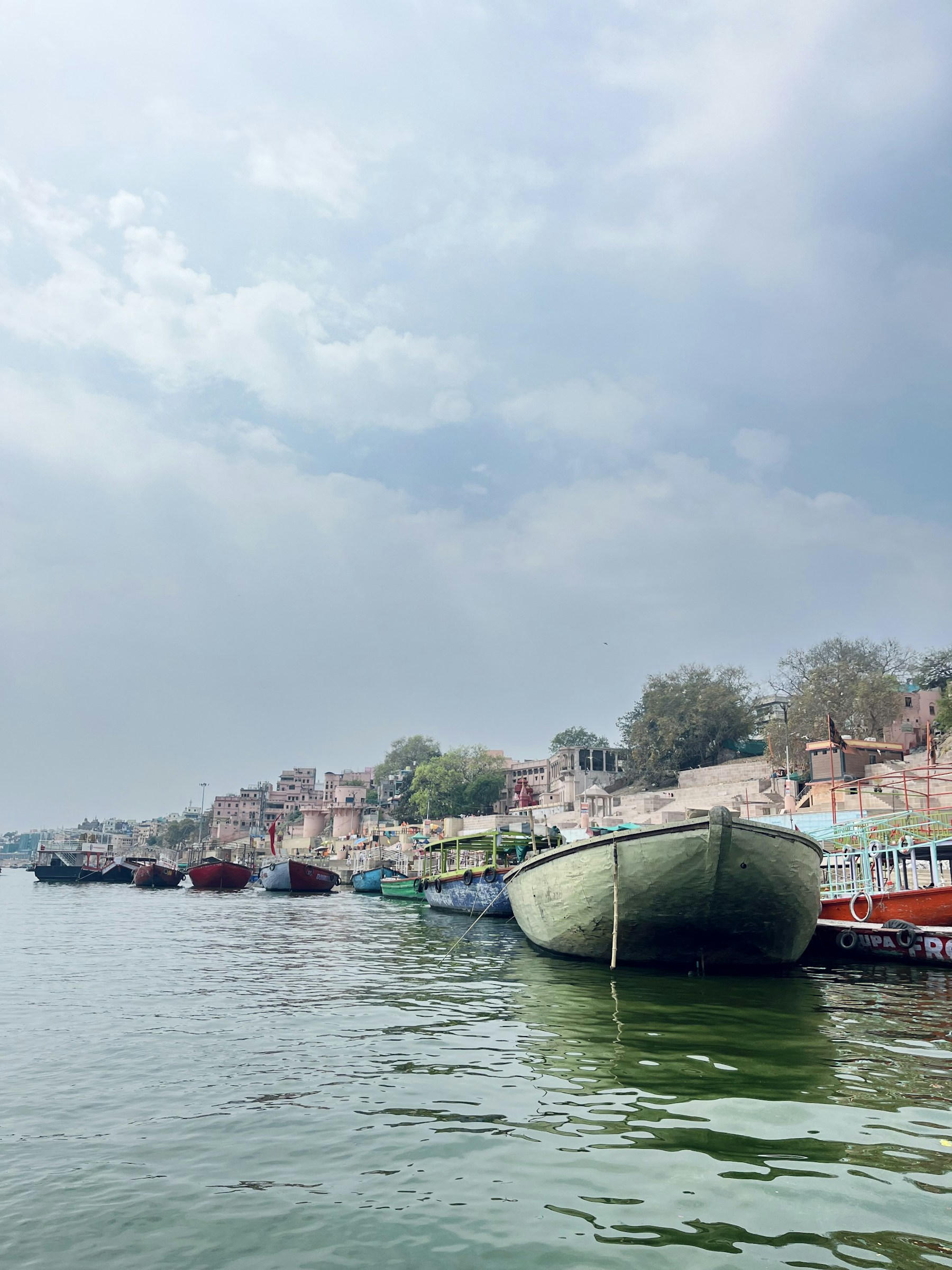 Reiseziel Varanasi: Boote an den Ghats des Ganges.